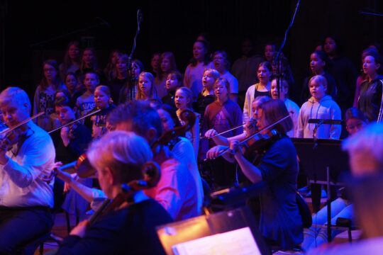 Sinfonia Lahti soittaa yhdessä lasten Laulupuu-kuoron kanssa