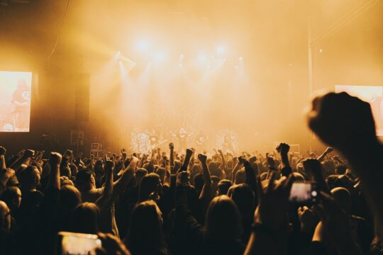 Yleisöä metallikeikalla Lahden messuhallissa