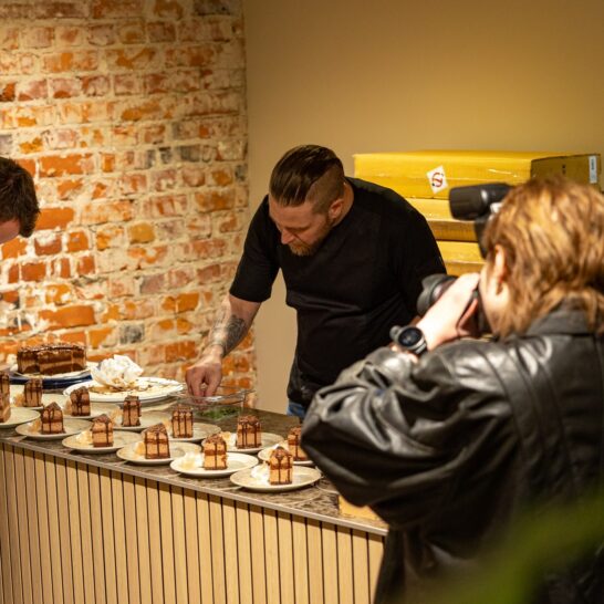 Lahden kauppahalli, kokit koristelemassa jälkiruoka-annoksia