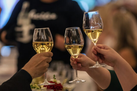 Lahden kauppahalli, vieraat kohottamassa kuohuviinilaseja