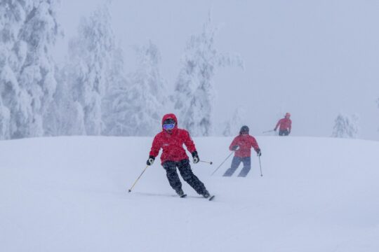 LHS Hiihtokoulun opettajat laskevat Messilän rinteessä