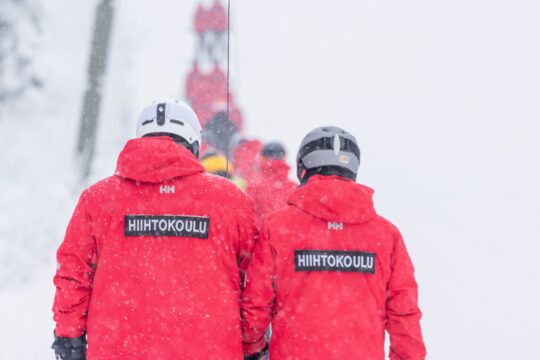 LHS hiihtokoulun opettajat hiihtohississä