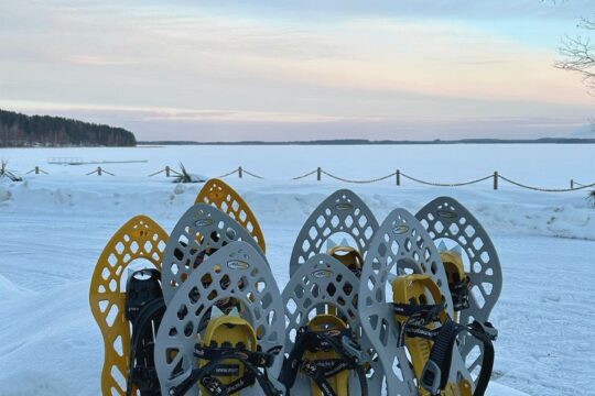 Radalla Resort lumikengät pystyssä lumihangessa järven rannalla