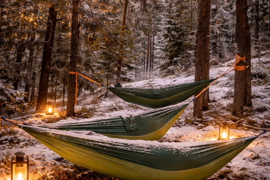 Radalla Resort, riippumatot talvisessa metsässä lyhtyjen valossa