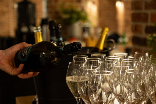 Lahden kauppahalli viininkaato laseihin