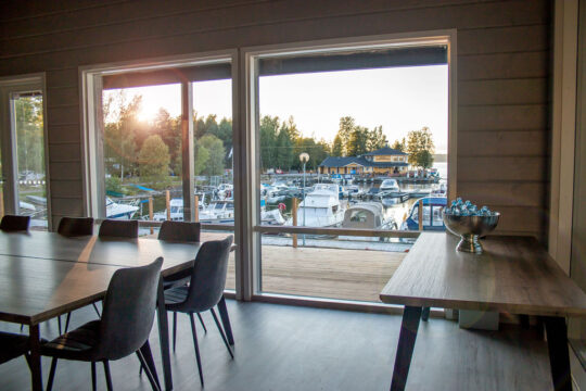 Majakkapaviljongin Saunapaviljonki ja sen kokoustila järvimaisemilla, näkymä Kanavalahden satamaan ja Päijänteelle