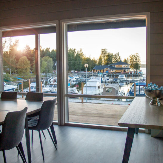 Majakkapaviljongin Saunapaviljonki ja sen kokoustila järvimaisemilla, näkymä Kanavalahden satamaan ja Päijänteelle