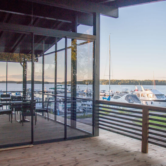 Majakkapaviljongin Saunapaviljonki ja sen lasitettu terassi, josta näkymä Kanavalahden satamaan ja Päijänteelle