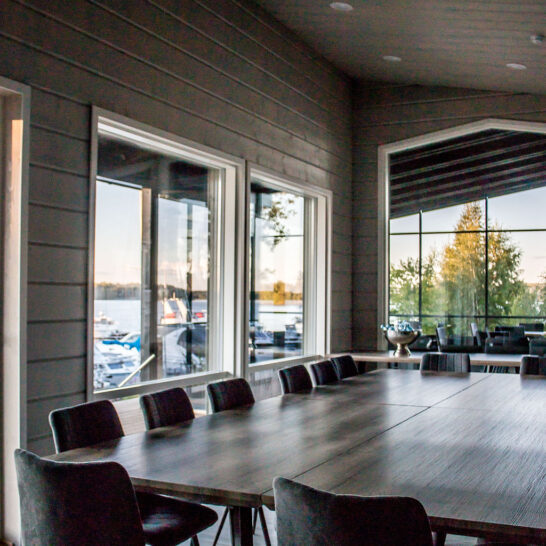 Majakkapaviljongin Saunapaviljonki ja sen kokoustila järvimaisemilla, näkymä Kanavalahden satamaan ja Päijänteelle