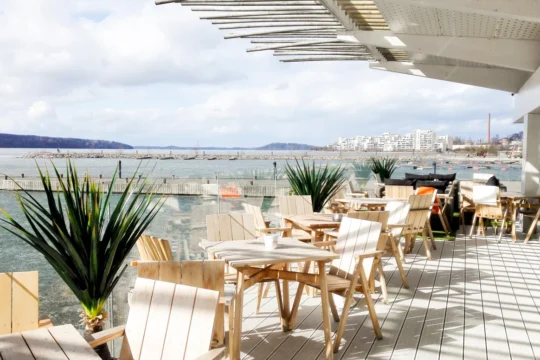 Piano by Kahiwan terassi Lahden satamassa