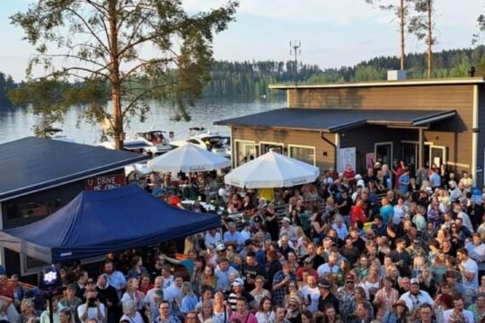 Ranta Fest -yleisöä Vuolenkoskella
