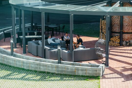 Isku Center, sisäpihan pergola ja grillikatos