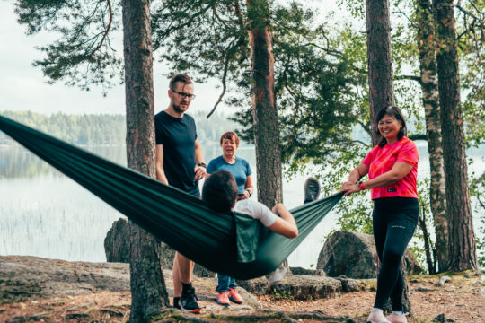 Pajulahti, kokousvieraat ratkaisemassa Erärastihaastetta järven rannalla
