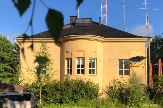 Keltainen talo Lahden Radiomäellä