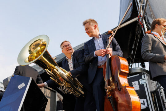 Kaksi Sinfonia Lahden soittajaa puistokonsertissa kesäkuussa