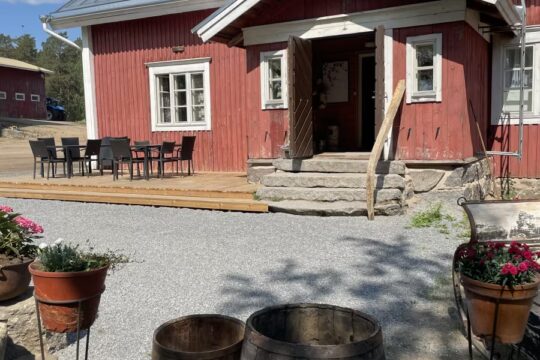 Pohjolan kartanon tilamyymälän pihapiiriä