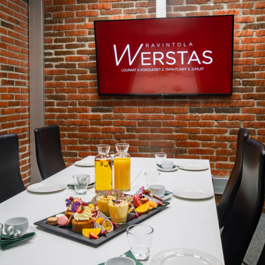 Ravintola Werstas, kokouskahvitarjoiluja kokoustilassa