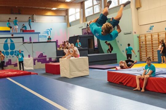 Temppuilua volttipatjalla Moose Gymillä
